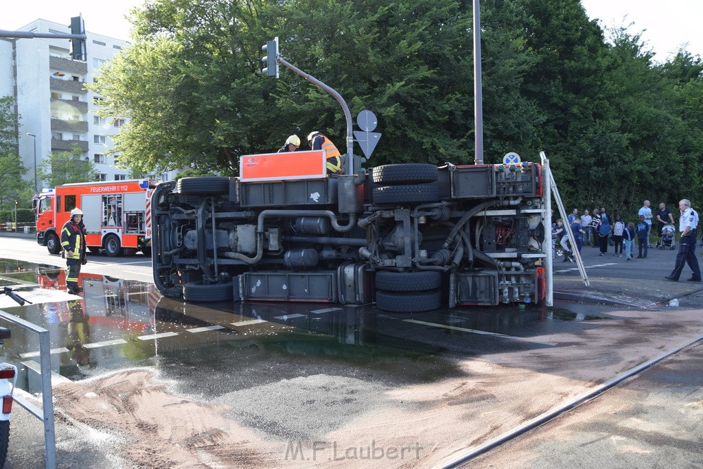 TLF 4 umgestuerzt Koeln Bocklemuend Ollenhauer Ring Militaerringstr P010.JPG - Miklos Laubert